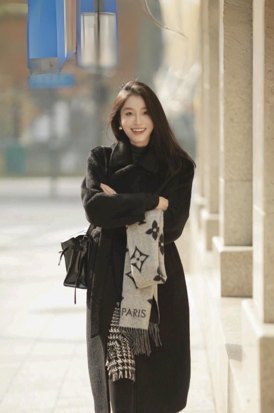 分享秋冬穿搭大衣配花裙➕厚黑谁见了谁不爱呢御姐厚黑美女高清写真美出