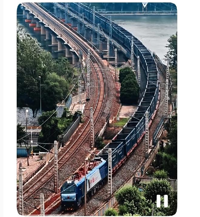 铁路安全警钟：宝成线两作业人员被货物列车撞亡，清晨时分两名铁路线上的作业