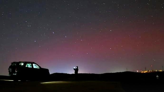 我靠，北京能看到极光了。就在北京的北边，肉眼可见的粉红色。看到这消息的时候，