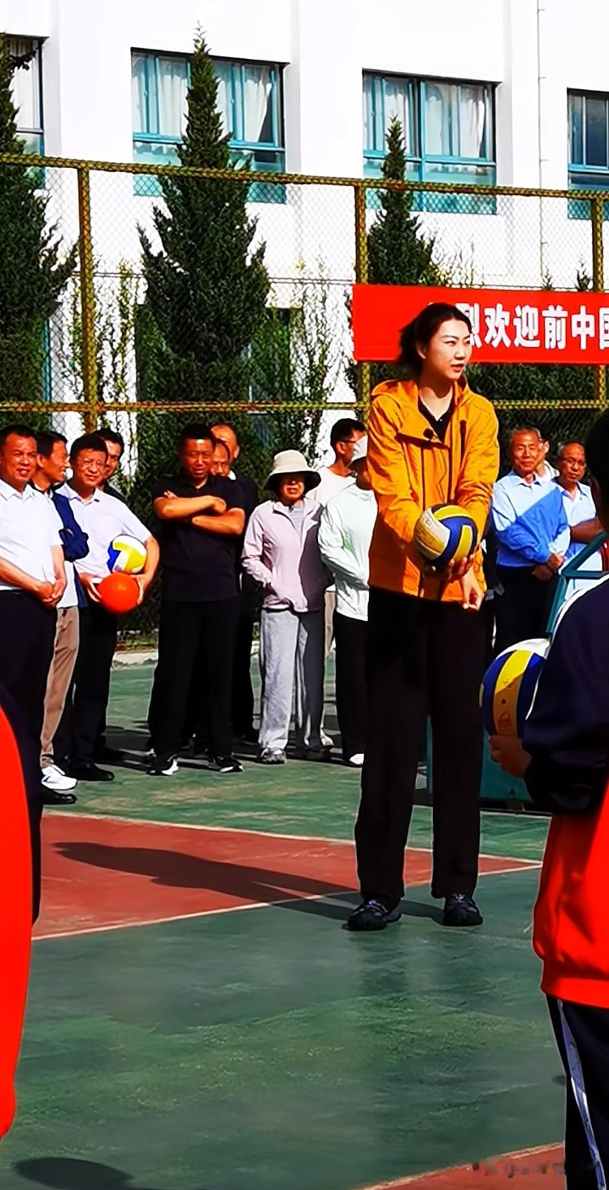 中国女排前队长袁心玥到平凉庄浪县教中学生打排球，知情人透露：她并未退役。这位知情
