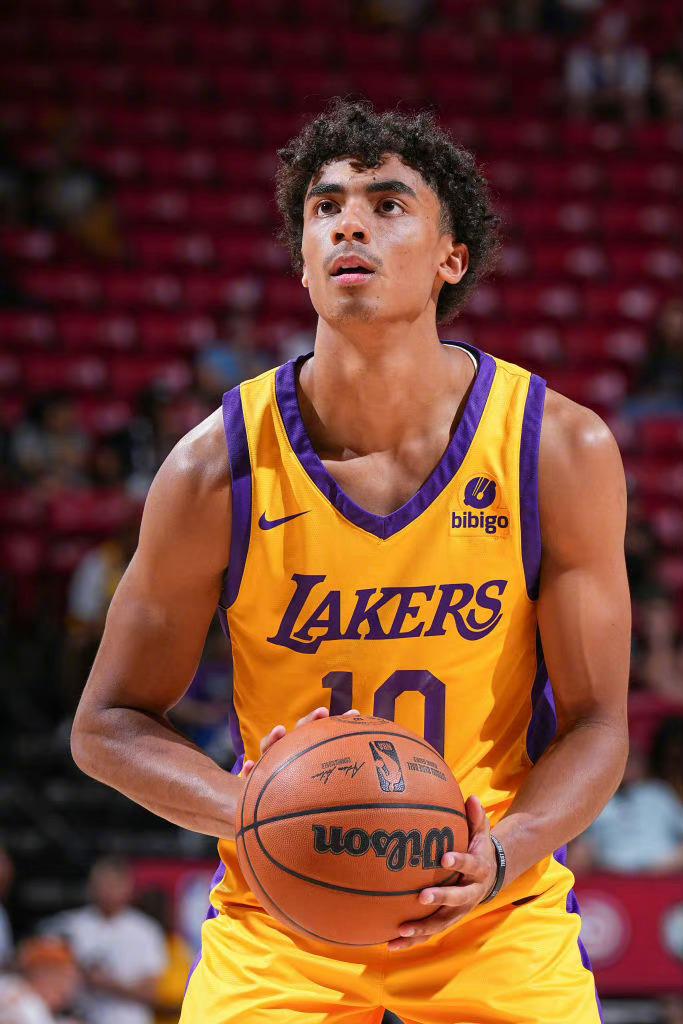 湖人放走克里斯蒂有点可惜，克里斯蒂在回到洛杉矶战旧主中，克里斯蒂12投7中，三分