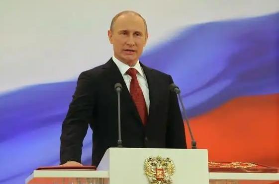 印度记者当场逼问普京“中印开战你站谁”，普京一句话让全场哑口无言，原来背后是经济