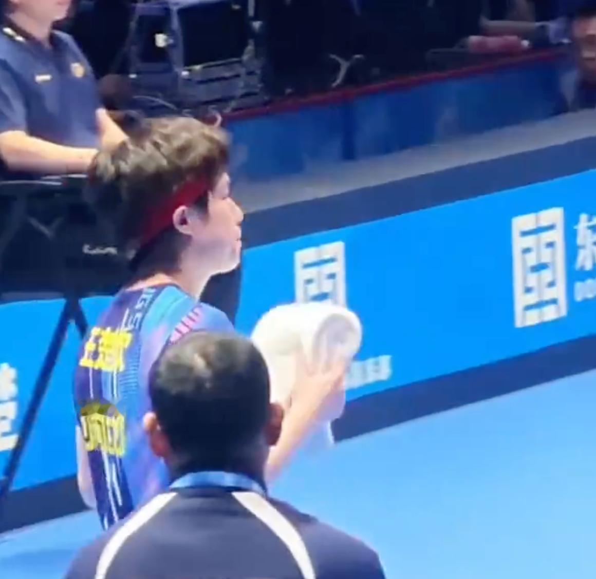 2-1爆冷打败王楚钦！送世界第一乒超第二败，这个张煜东到底是何方神圣？在最新