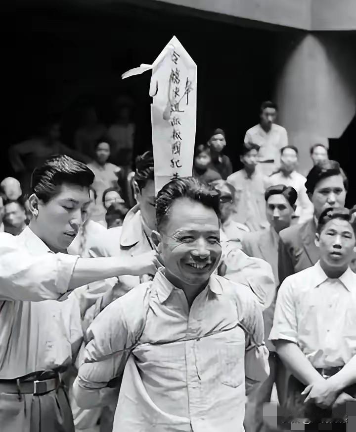 让我们记住这些当年慷慨赴死的烈士们吧!在他们的脸上,没有看到一丝一毫的恐惧,满脸