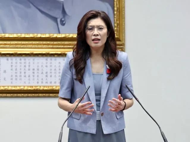 郑丽文称，她的亲表妹就是在北京读书，然后留在上海工作的，还有李德维的公子，也是在