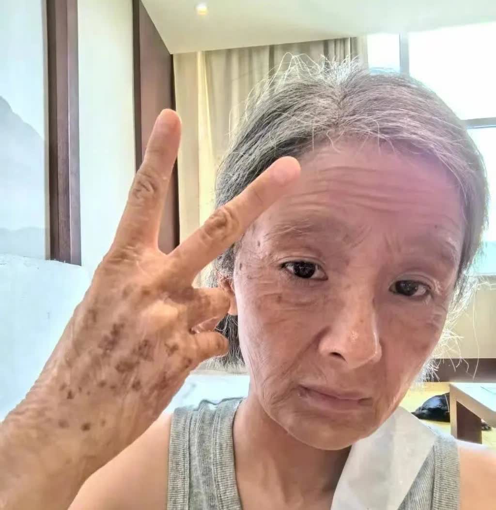 《生万物》结局太不好了看到老去的杨幂我心疼的哭了，因为杨幂的这个老人装扮
