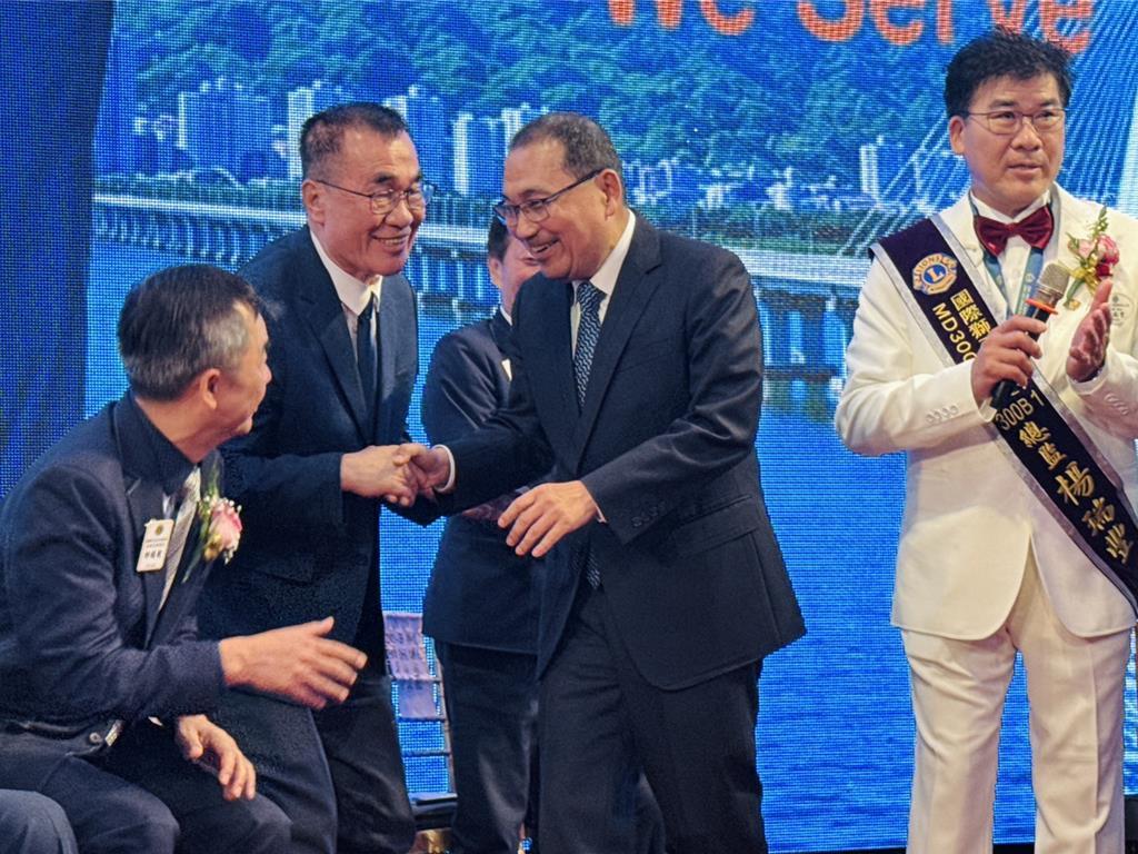 李四川出席狮子会长交接及就职侯友宜同台秀捷运政绩喊“接好这一棒”国民党新北市