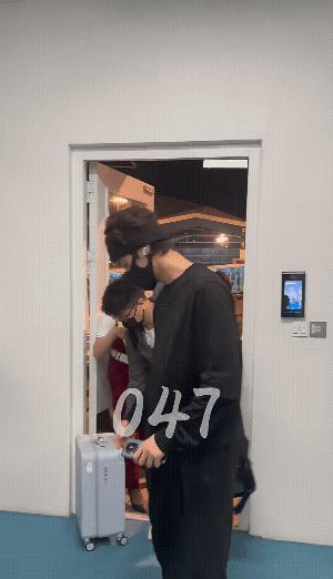 也不知道这是许凯啥时候出行的视频？穿着长T恤，应该是以前的，头发长了，真的是一