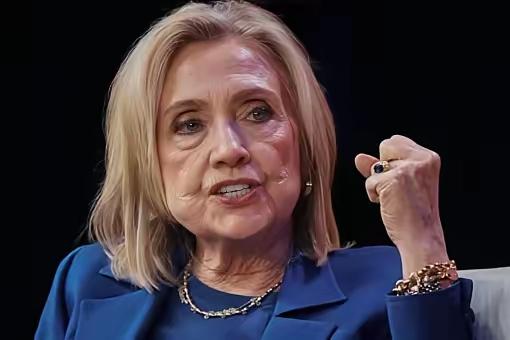 彻底撕破脸！希拉里当众扒光特朗普底裤，直言美国彻底怂了！终于不装了！美国前