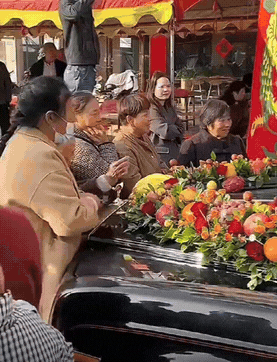 “一人出手,全员哄抢”!一群大妈好奇地围着婚车,看到婚车上的水果装饰后,她们表