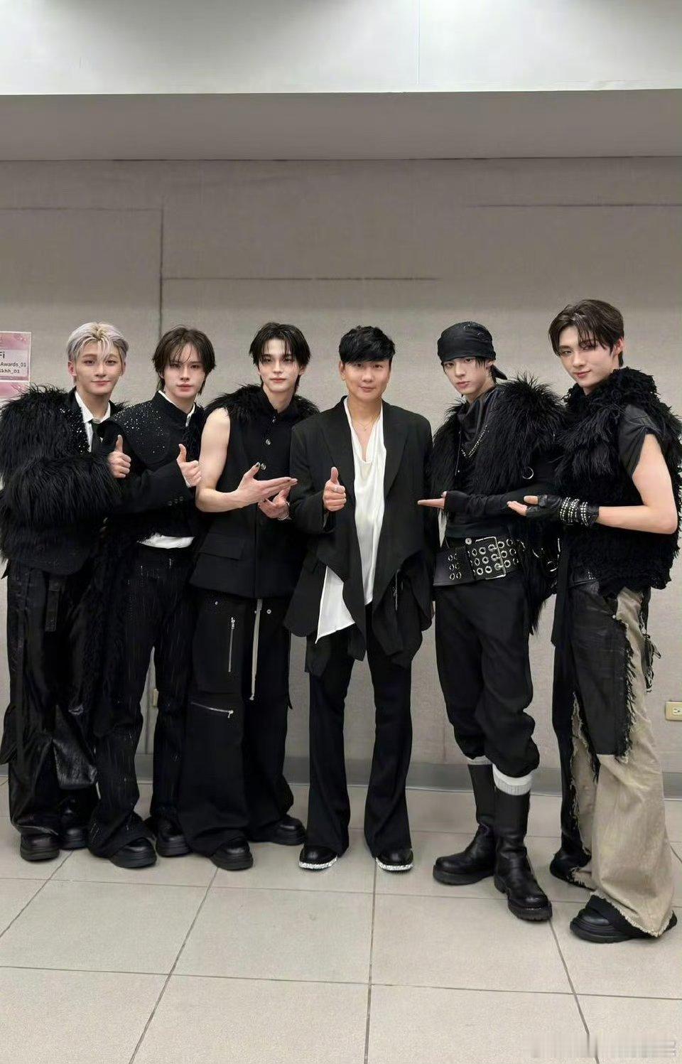 林俊杰大牌小耍朴宝剑下场正好遇到唱歌回来的林俊杰，两个人又开始互笔大拇指夸奖