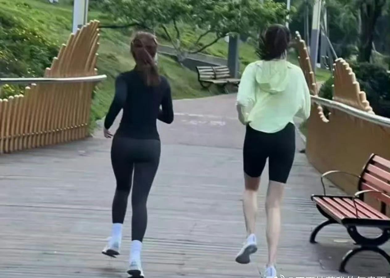 偶遇关晓彤公园晨跑，身材比例真是绝了！她的跑步姿势居然比私教还标准。关晓彤