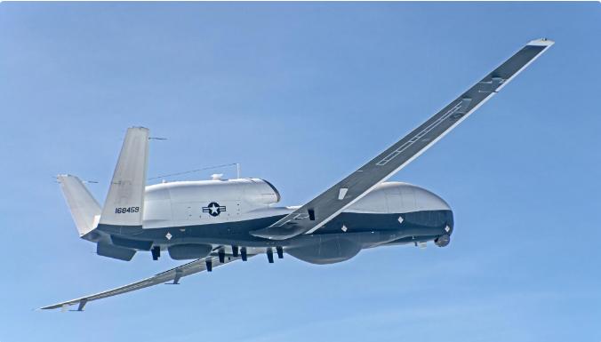 台南恒春外海，发生激烈对峙，054A向美军MQ4C喊话：通报你的意图！据岛内