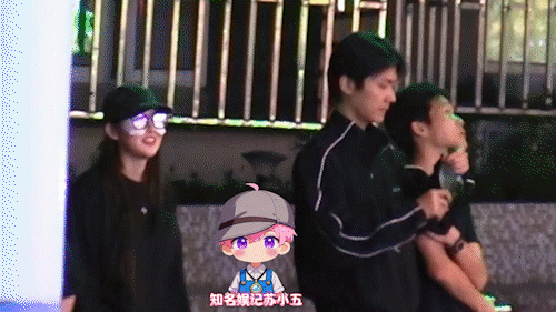 #王玉雯周柯宇入住同一酒店#狗仔镜头一拉，暧昧感直接拉满：王玉雯和周柯宇入住同一家酒店，还一起买零食