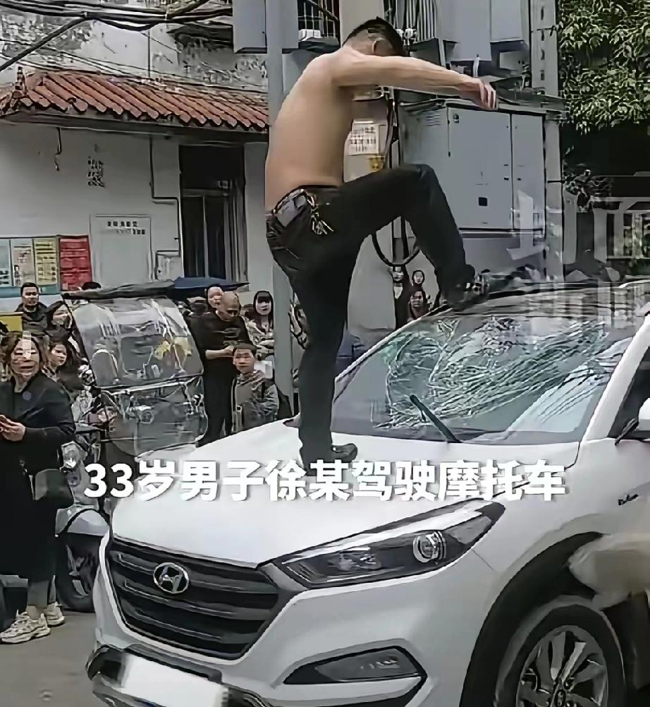 阆中被砸车辆的车主告诉我们：出门在外，永远不要和烂人纠缠。在33岁的徐某踩在他