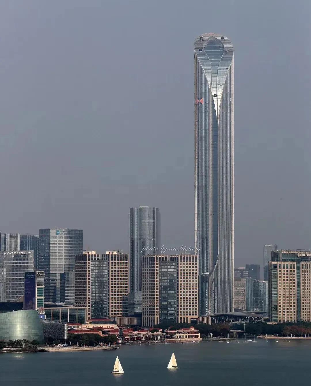 有一个超级城市，不是省会城市，只是一个地级市，但它比很多省会城市还要发达，可是这