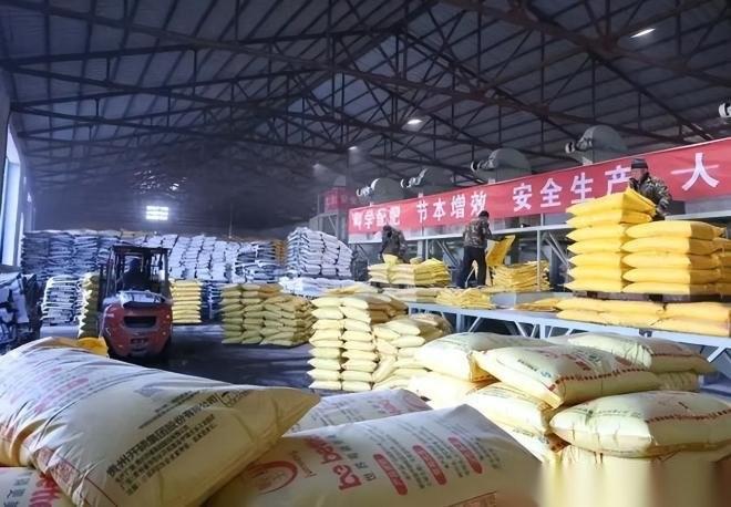 全球化肥荒炸了：国际尿素5200元/吨、印度跪求800万吨、多国面临粮食危机。