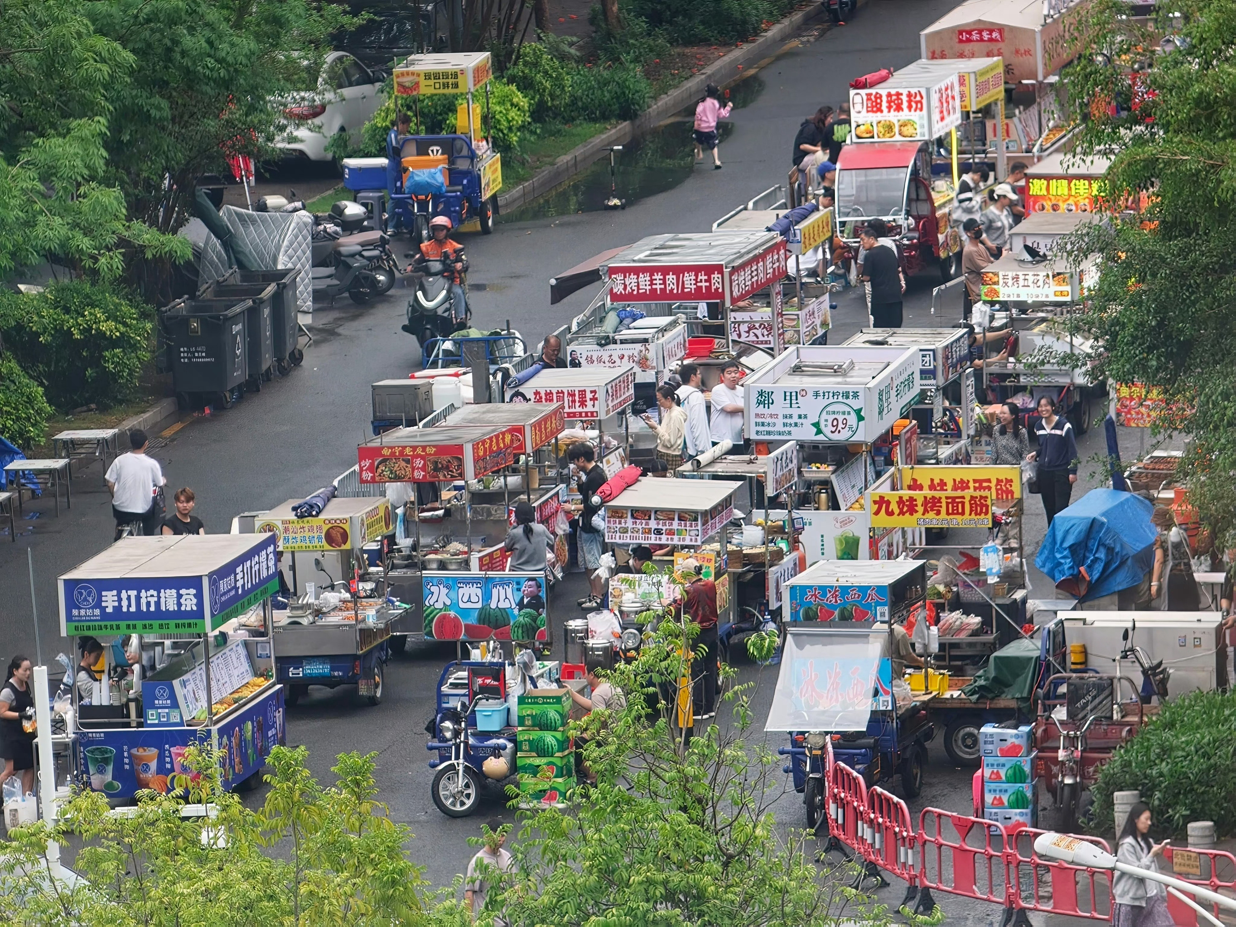 公司附近，下午饭不用愁吃啥，走路100米，就是夜市一条街，10元应该能吃饱