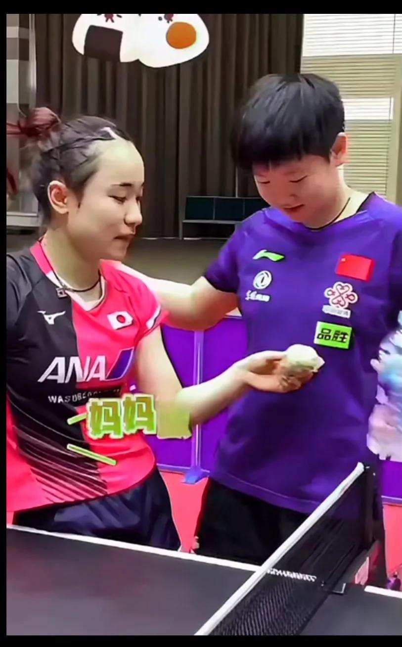 这孩子吃点东西还留给李隻[汗]这个日本女孩儿也是个开心果。吃人家东西，还
