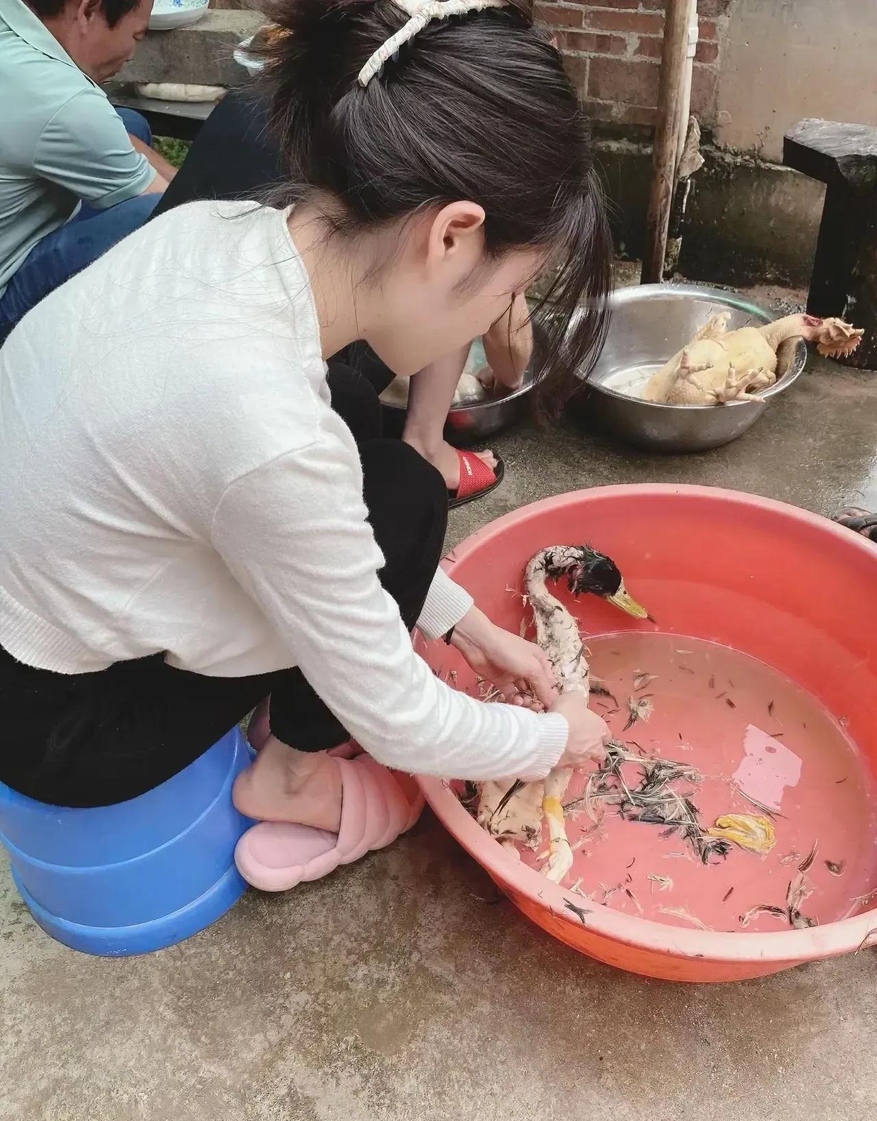 这样的黄花大闺女谁娶回家绝对是上辈子拯救了银河系。[赞]