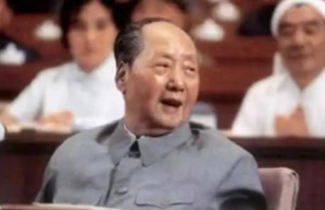 1981年，有人想动手否定毛主席，胡乔木提出不再称“毛主席”，改叫“毛泽东”，但