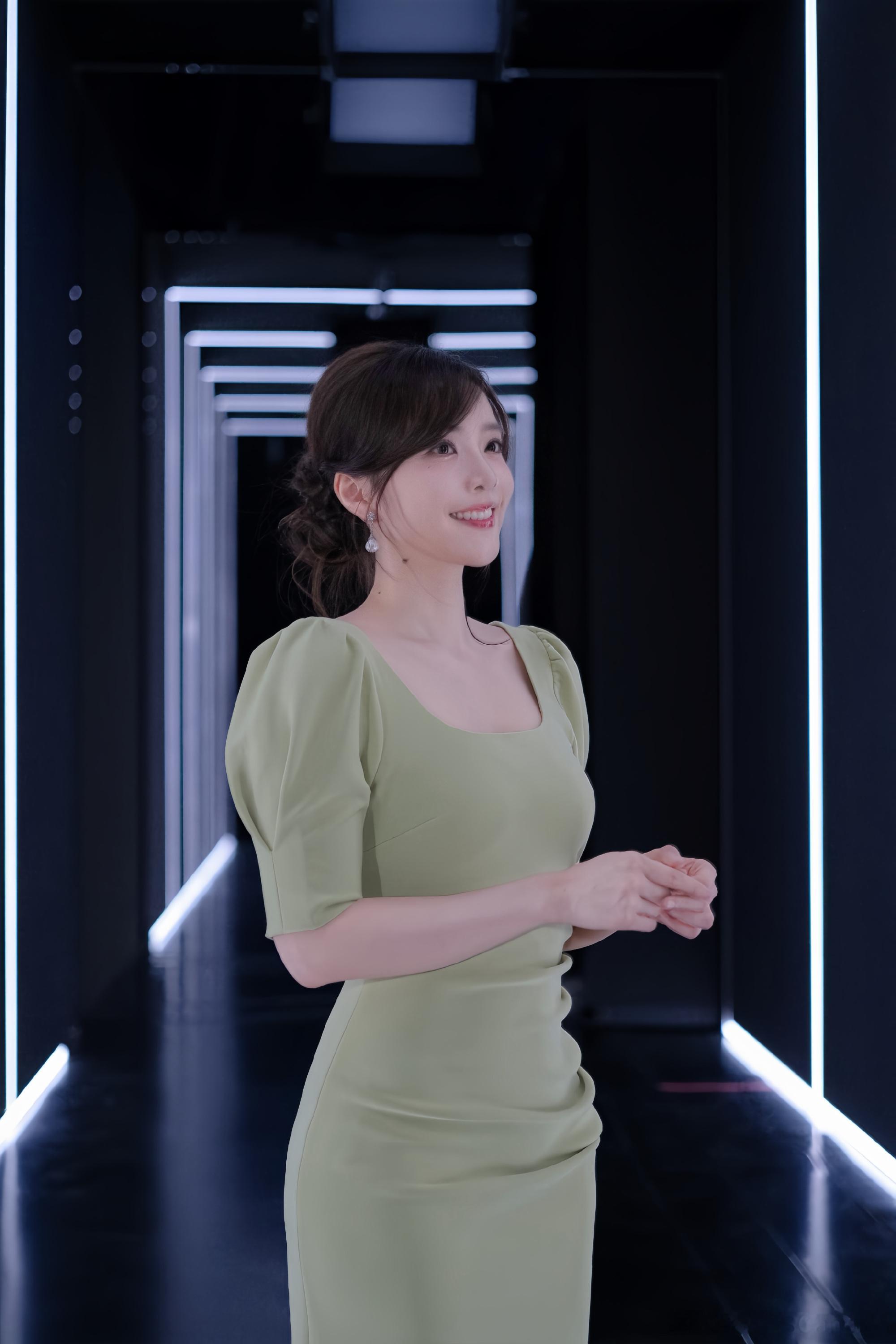 阿姨好美，又是羡慕的管哥的一天余霜分享昨日LPL工作照片：牛油果绿连衣裙尽显出色