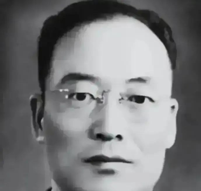 1960年，李克农做客韩练成家中，瞥见韩练成妻子汪萍挂大衣时，下意识摸衣领、袖口
