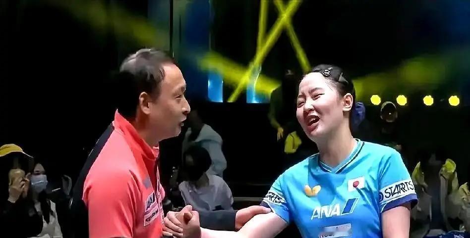 不知道大家有没有发现！张本美和在大满贯1/4决赛4:2战胜王艺迪之后做了