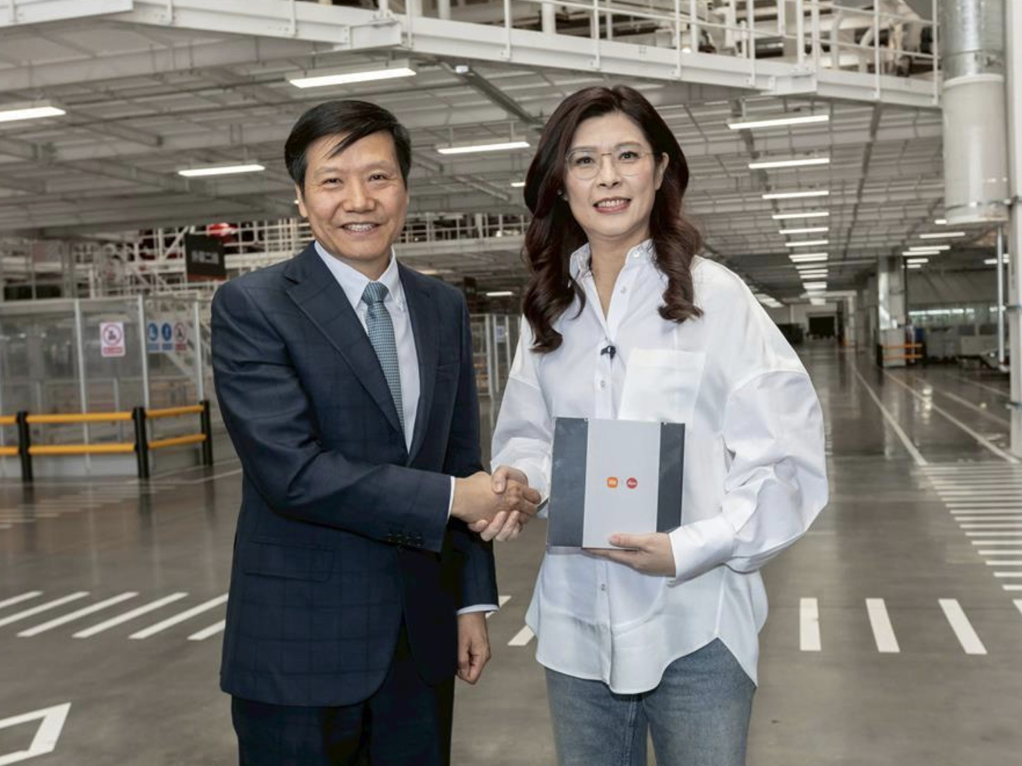 李在明同款，小米15Ultra。郑丽文同款，小米17Ultra。两部手机