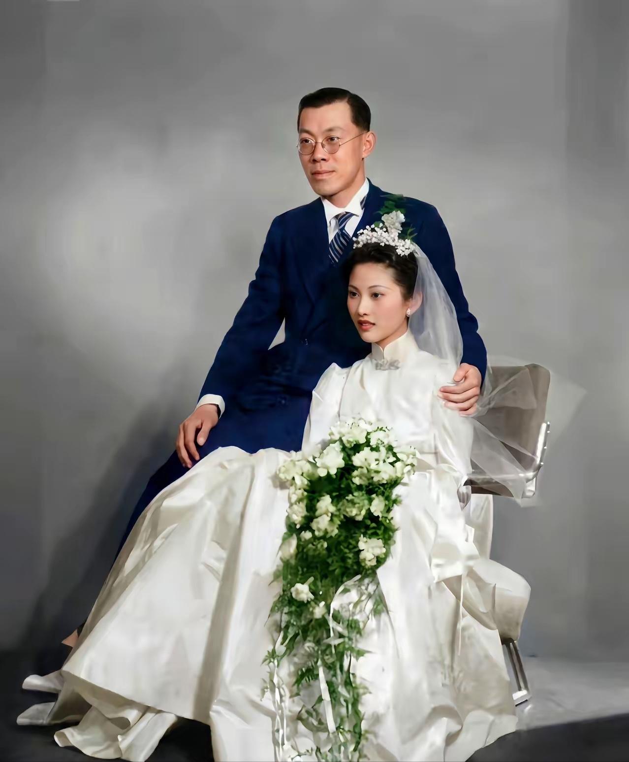 这是徐积锴与张粹文的结婚照，都看看吧，徐志摩的儿子儿媳的颜值真的很高，足见基因的