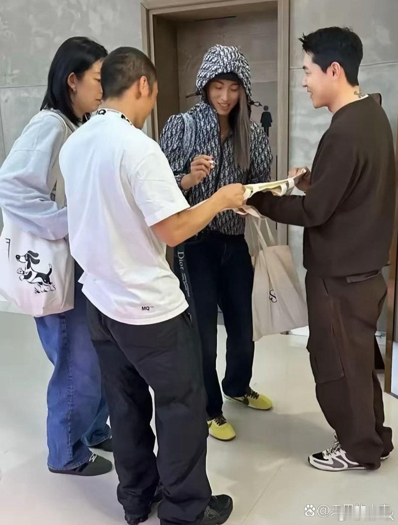 郑钦文夺冠后来了个放松一条龙，逛街、做美甲、染回了自己喜欢的发色，全身穿搭快一套