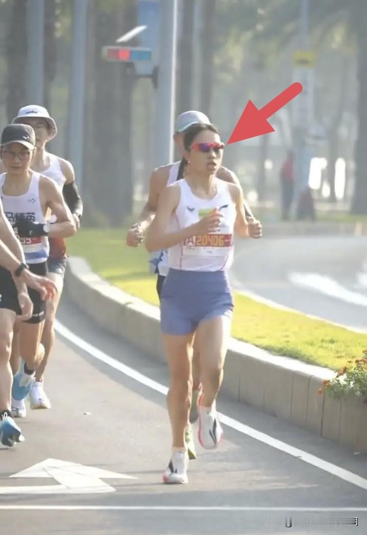 怪不得会引起“全网公愤”，最快女护士50天5场比赛得了20万奖金。照片是她