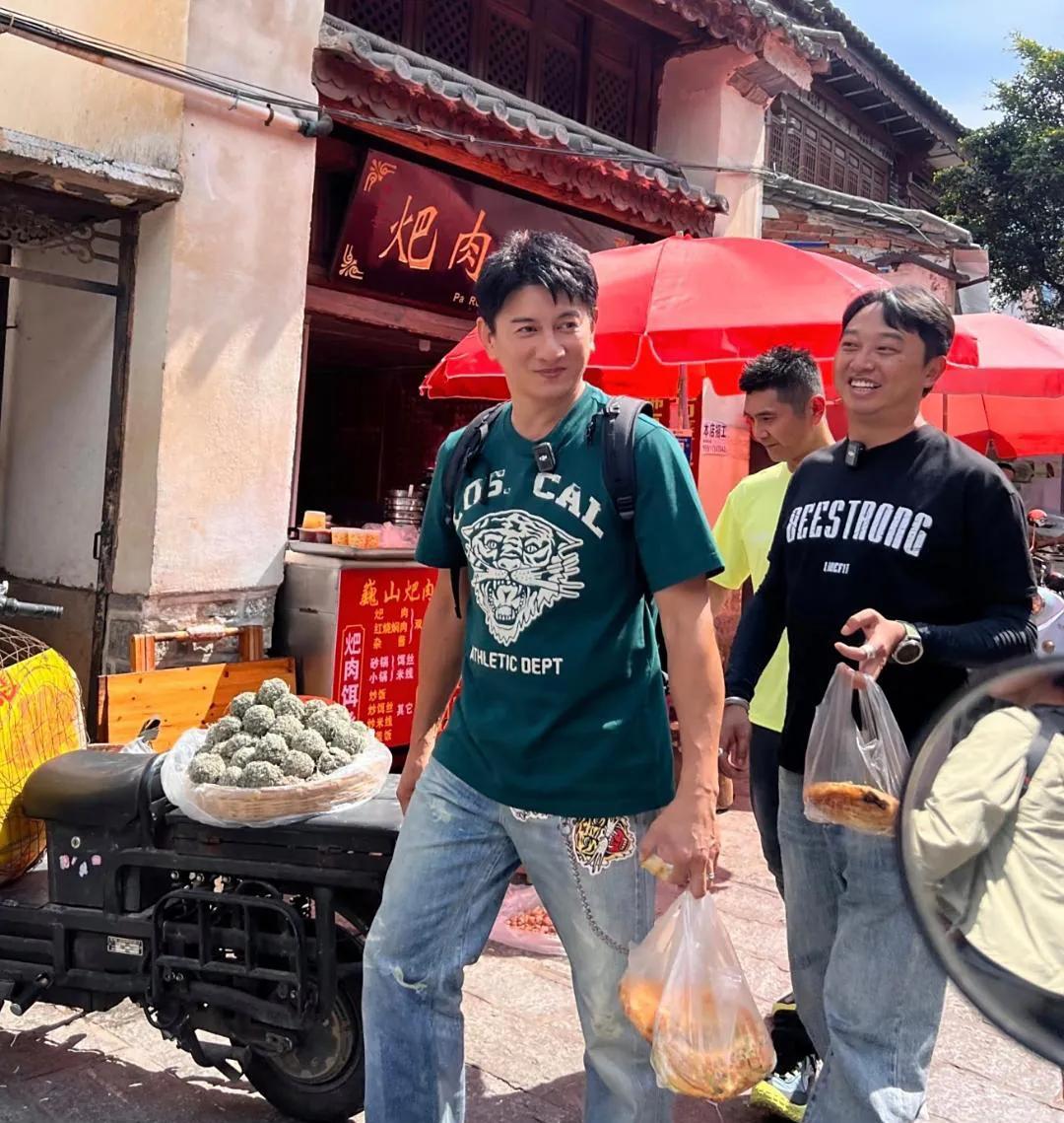 吴奇隆现身云南，精神十足，手提烧饼。简单生活最自在。