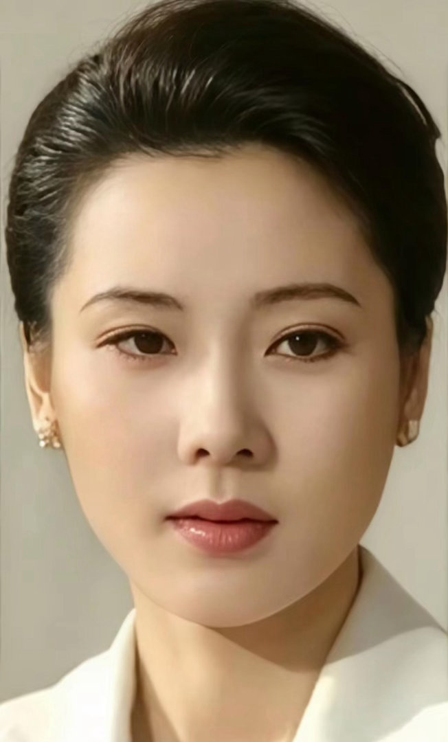 何赛飞年轻时期颜值惊艳，长相清甜五官匀称，自带独特辨识度，观感比当下不少小花更温