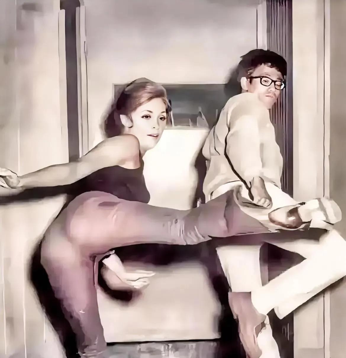 1968年，美女明星莎朗·塔特向李小龙学习功夫，李小龙戴着眼镜认真传授。没人