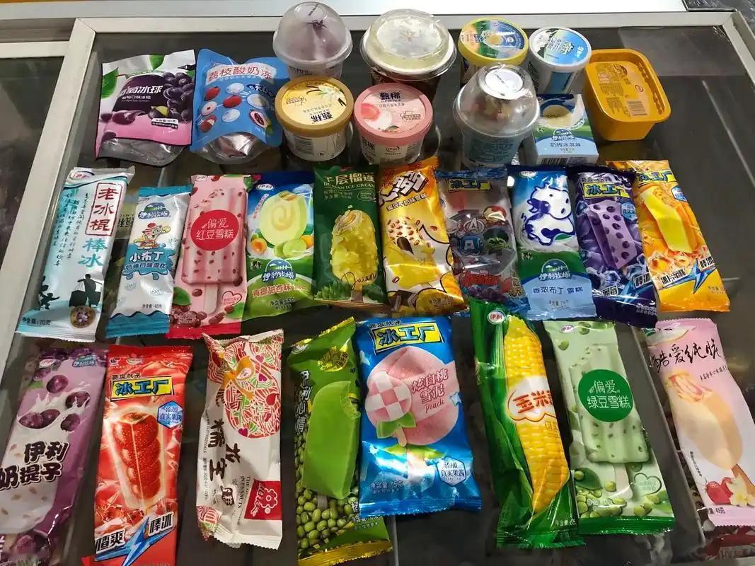 开了十年便利店的老陈上个月把冰柜从三台撤到了一台，剩下的那台还只敢进老冰棍和小布