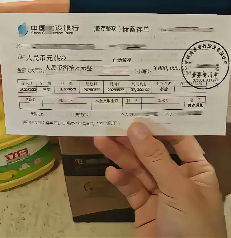 要是你手里攥着100万，往银行里一存，按1.5%的年利率算，一年啥也不用