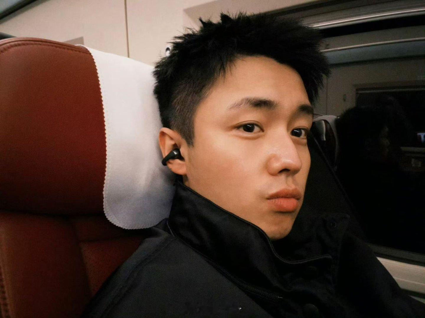 翟子路听劝把头发染黑了黑发造型干净利落，瞬间重拾清爽少年感。支持染发自由，但他“