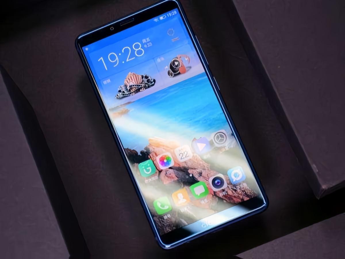 2025年快过完啦，手机这圈子的“军备竞赛”真是让人哭笑不得。就说屏幕大小吧