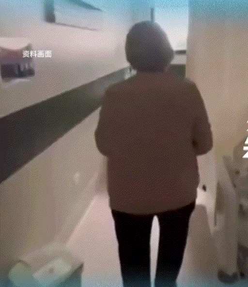 泪目了，90岁大爷在生命的最后时刻，强撑着与老伴见上最后一面，见面后几秒大爷便安