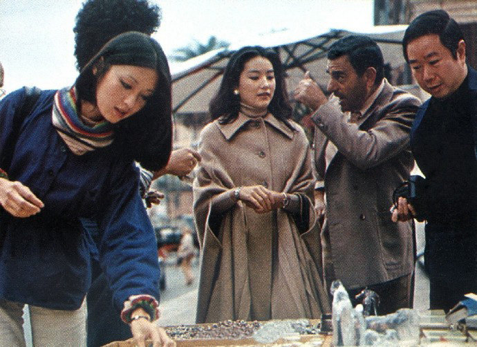 1977年，23岁的林青霞与24岁的胡因梦同游意大利，这身妆扮放在现在都是顶级时