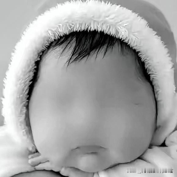 高价月嫂失职致23天婴儿夭折。浙江杭州一对夫妻为照顾新生儿，高价聘请月薪1