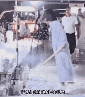 天底下还有这种人设？美女晚饭后跟老公在街上溜达，走着走着，美女在雕塑摊前看到