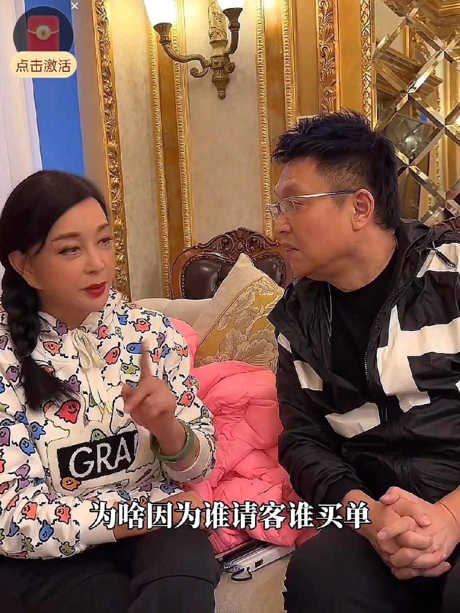 刘晓庆和王为念也拍了个段子，内容是这样的:王为念:庆姐，我想跟你商量个事，今天