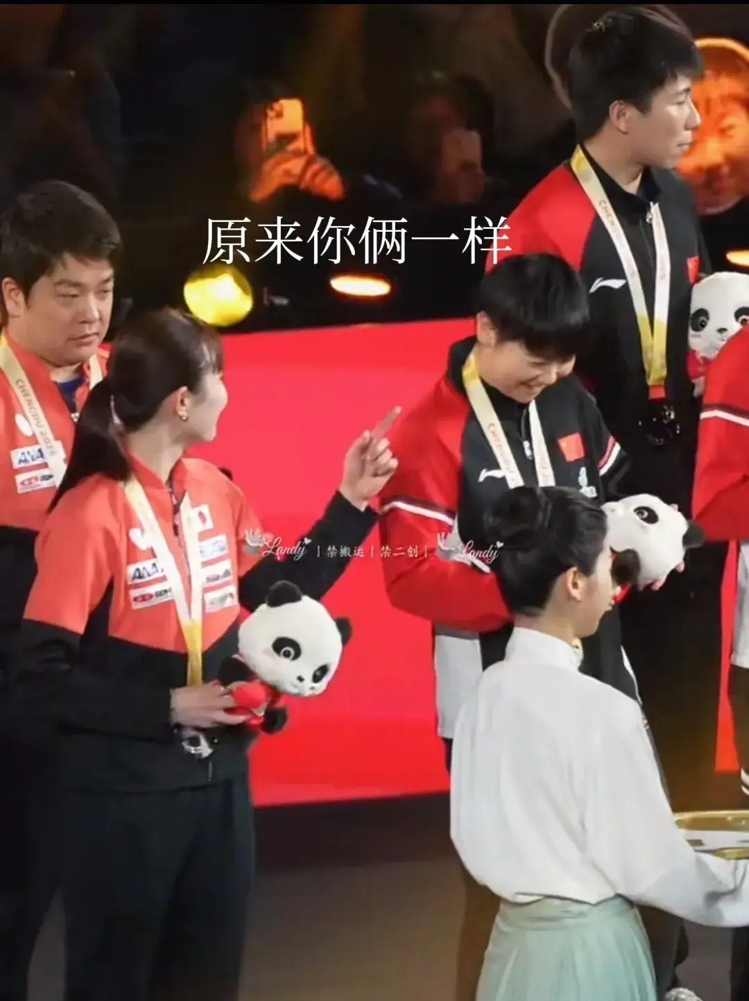 剑拔弩张的中日关系并未影响体育比赛的轻松与和谐，在乒乓球混团颁奖仪式上，早田希娜