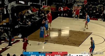 肉眼可见的进步啊！要知道今天发展联盟的比赛杨瀚森是前一天几乎都没有睡觉的情况下参