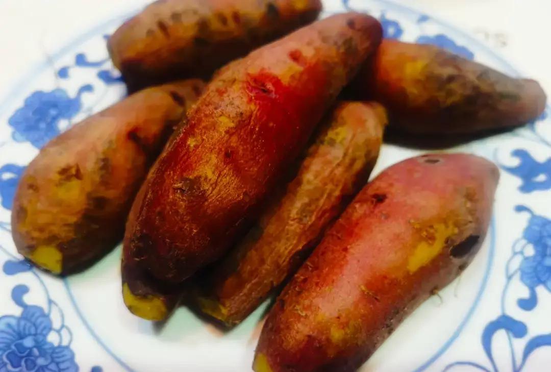 退休老头为年后去儿子家聚餐，提前三天把带皮羊腿腌进冰箱。羊皮扎孔、黄酒冰糖五