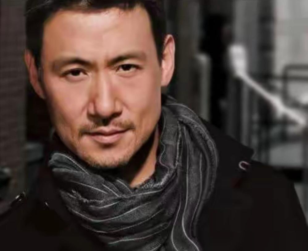 四大天王里，就剩郭富城还在台上蹦，60岁的人了，跨年演唱会票价敢卖1680。刘德华学友黎明，孩子都生
