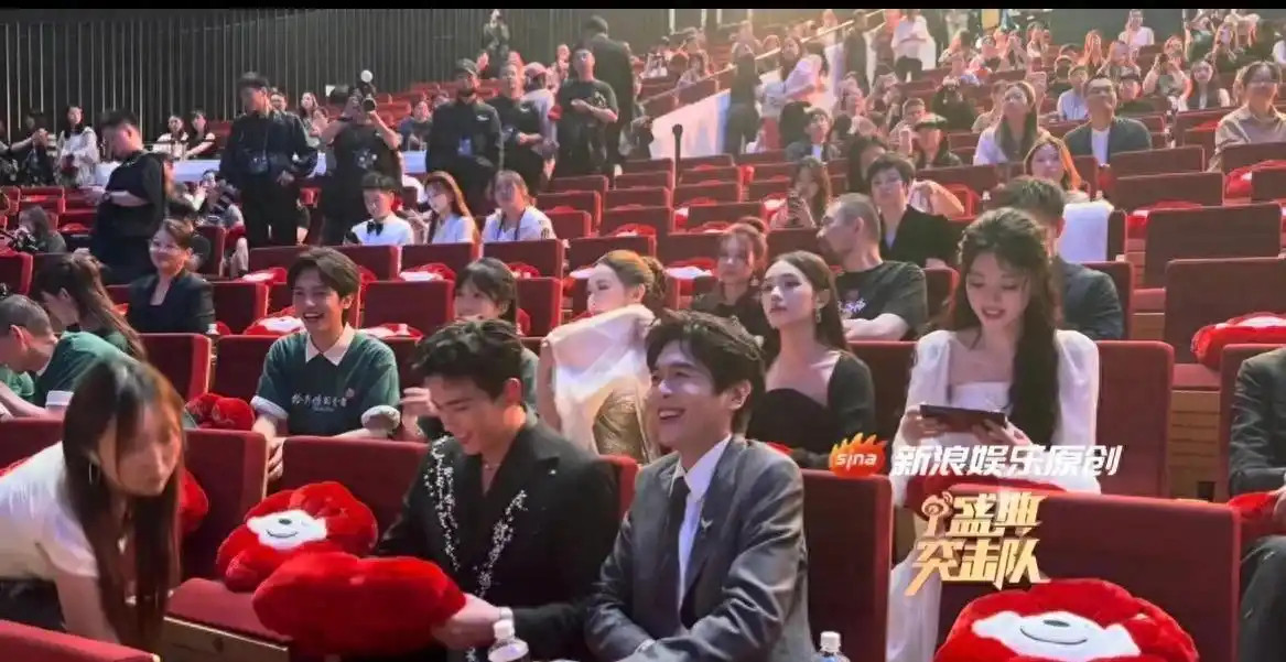 孙怡张若昀聊啥呢这么开心？红毯间隙被谐音梗戳中，欢乐氛围拉满，后来现场围观的人把