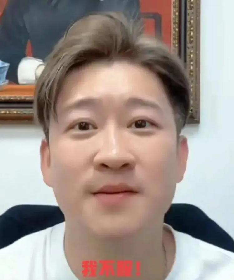 郭德纲这人吧，甭管您爱不爱听他的包袱，单说把相声从棺材板里拽出来这事儿，够他吹一